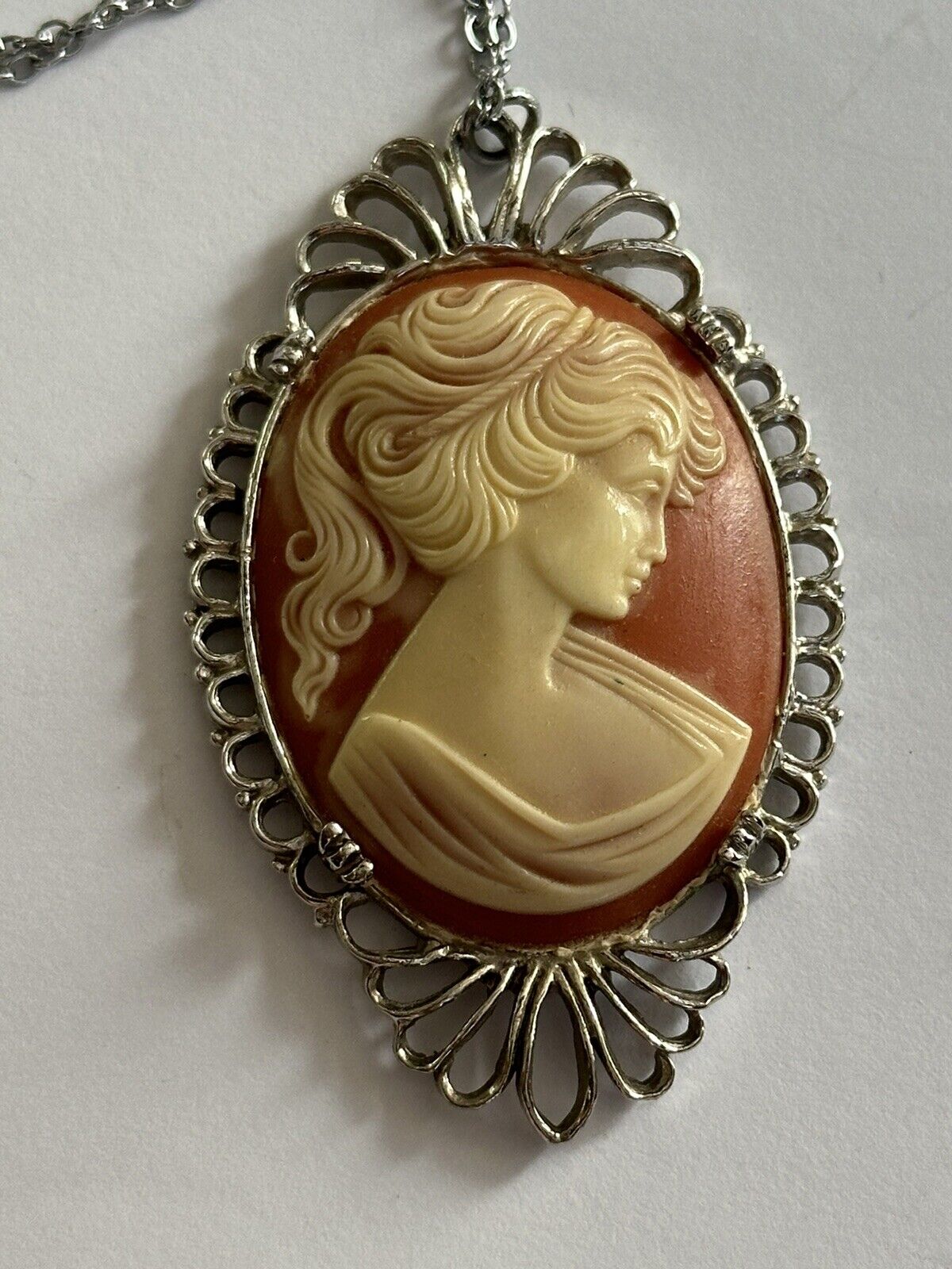 Gorgeous high quality vintage silver toned cameo necklace