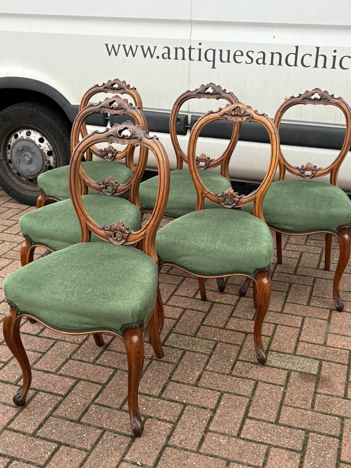 Victorian Walnut Set Of 6 Balloon Back Dining Chairs.