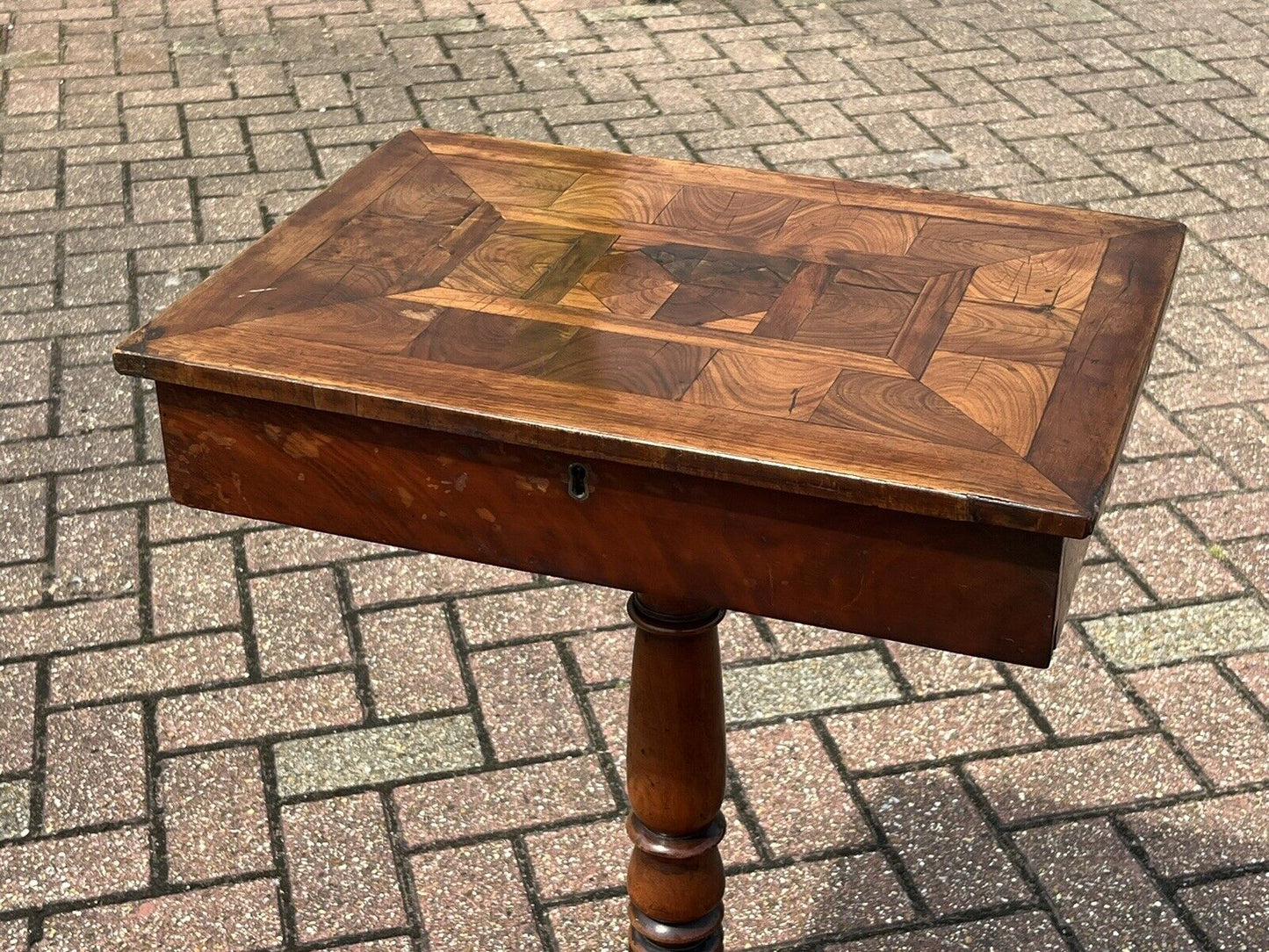 Antique Oyster Veneer Lamp Table/Side Table With Drawer