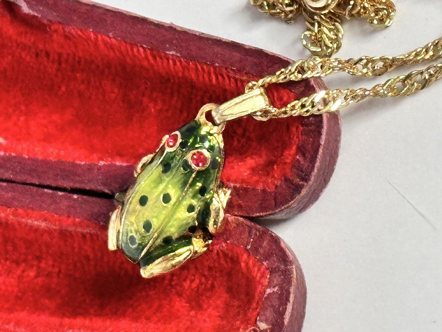 Viintage Gold Plated Enamel Frog Pendant Necklace