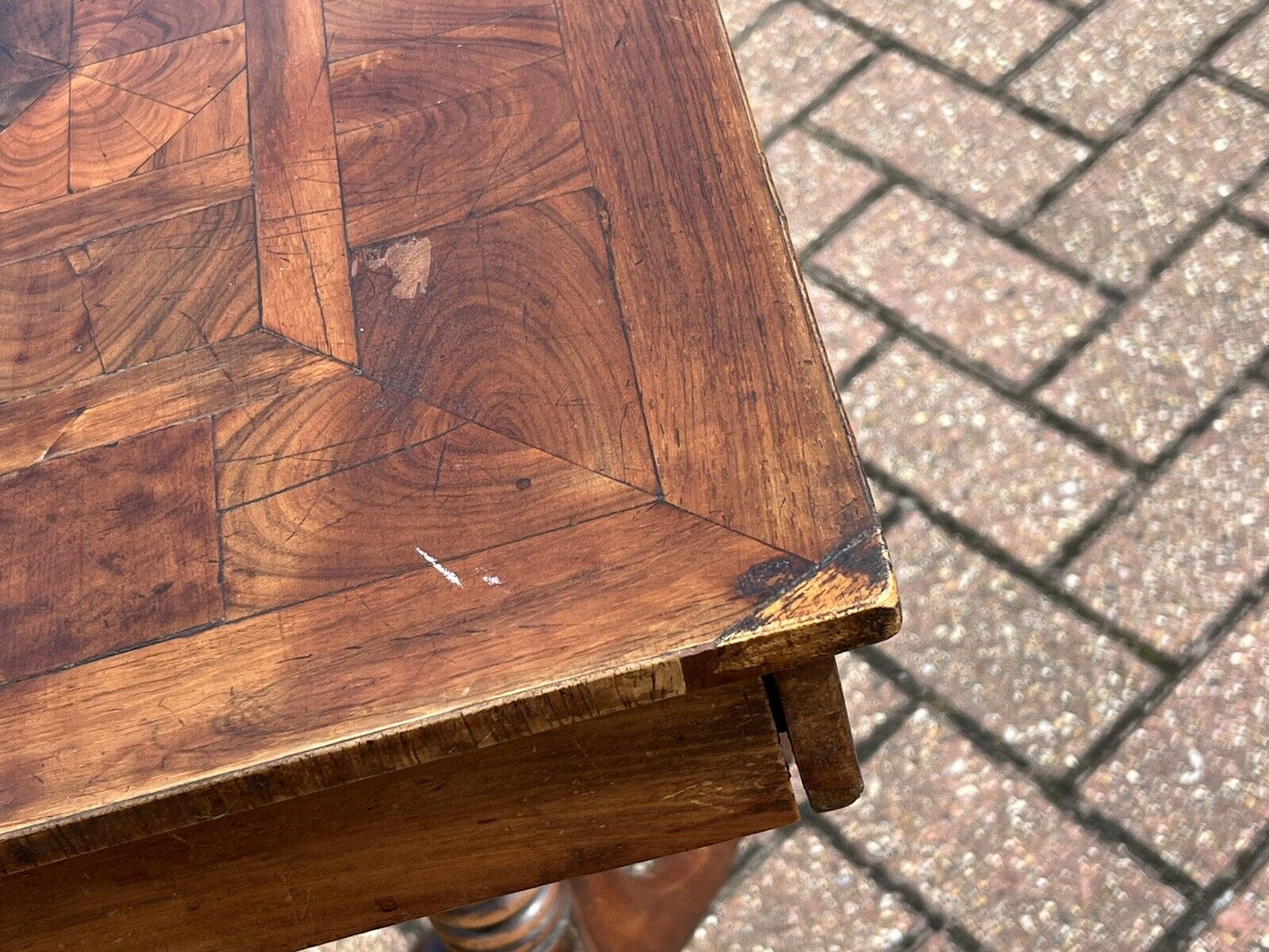 Antique Oyster Veneer Lamp Table/Side Table With Drawer