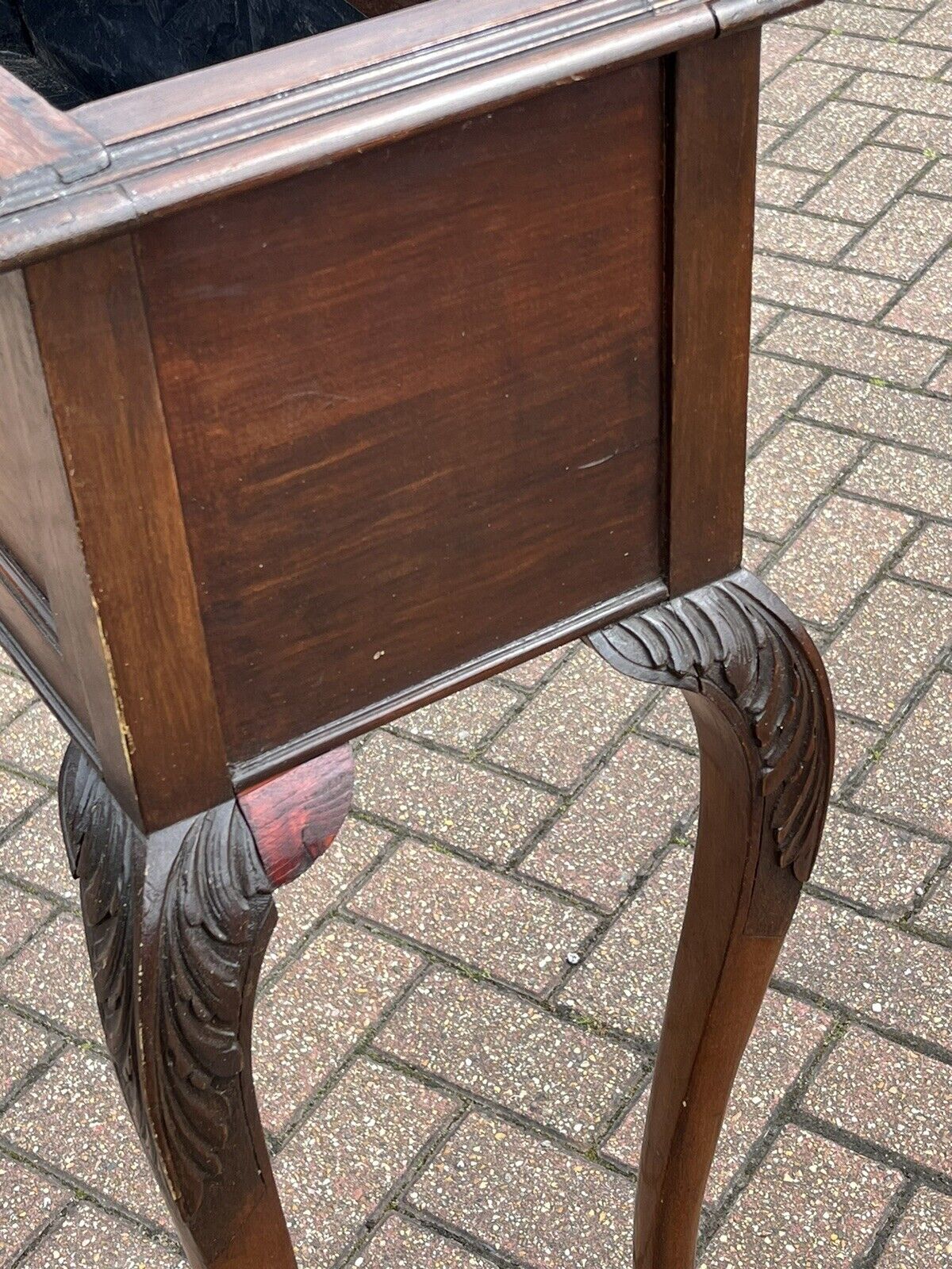 Country House Mahogany Jardiniere Planter.