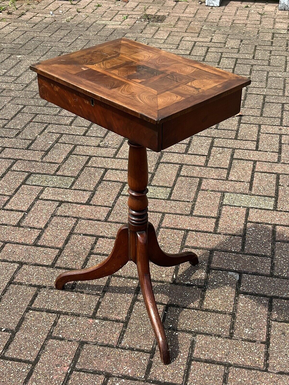 Antique Oyster Veneer Lamp Table/Side Table With Drawer