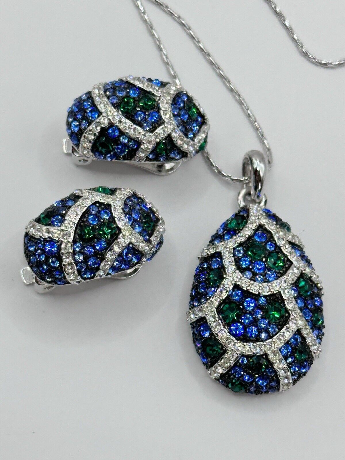 Vintage 1980s Rhodium Plated Blue Green Necklace And Clip On Earring Set