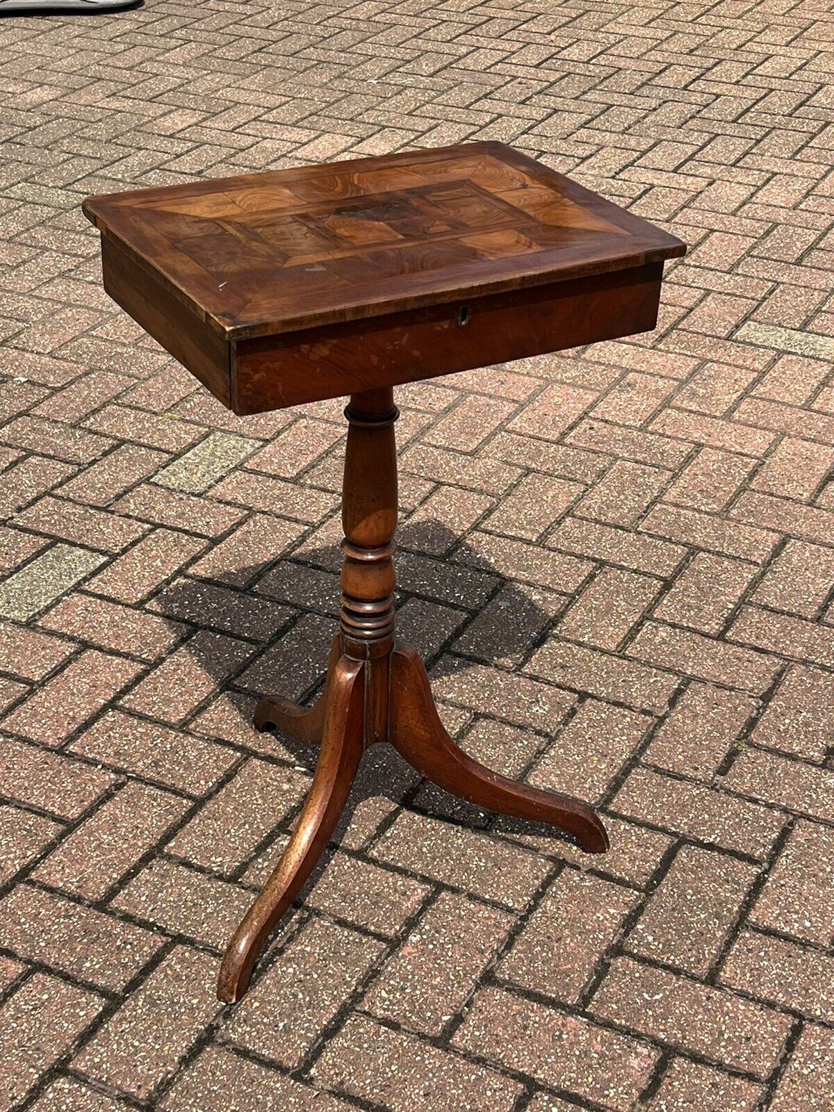 Antique Oyster Veneer Lamp Table/Side Table With Drawer