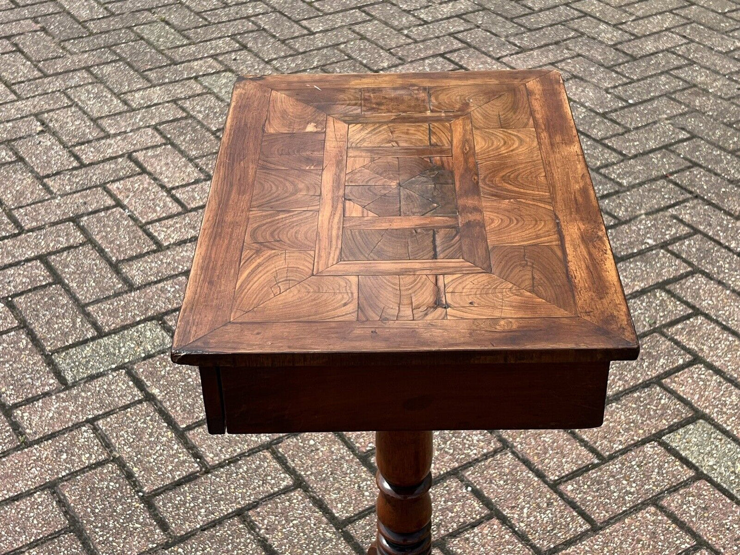 Antique Oyster Veneer Lamp Table/Side Table With Drawer