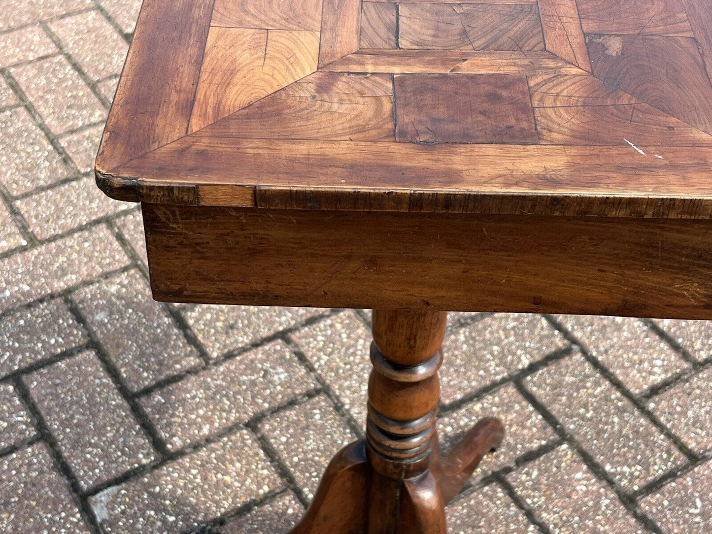 Antique Oyster Veneer Lamp Table/Side Table With Drawer