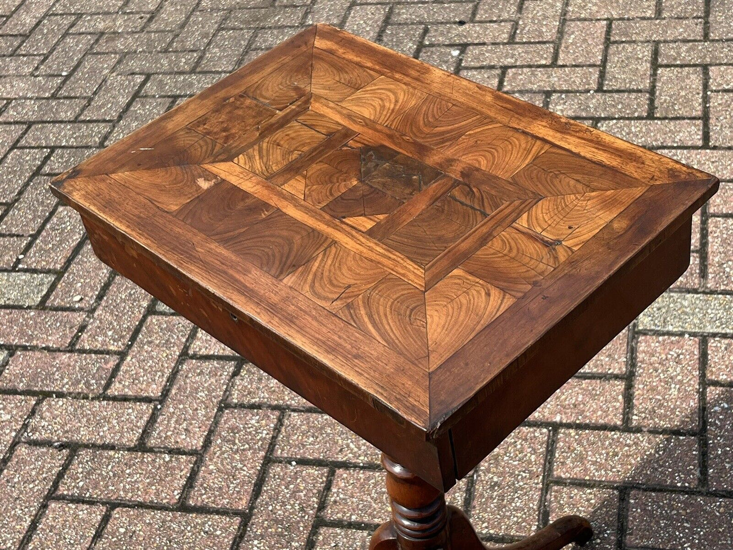 Antique Oyster Veneer Lamp Table/Side Table With Drawer