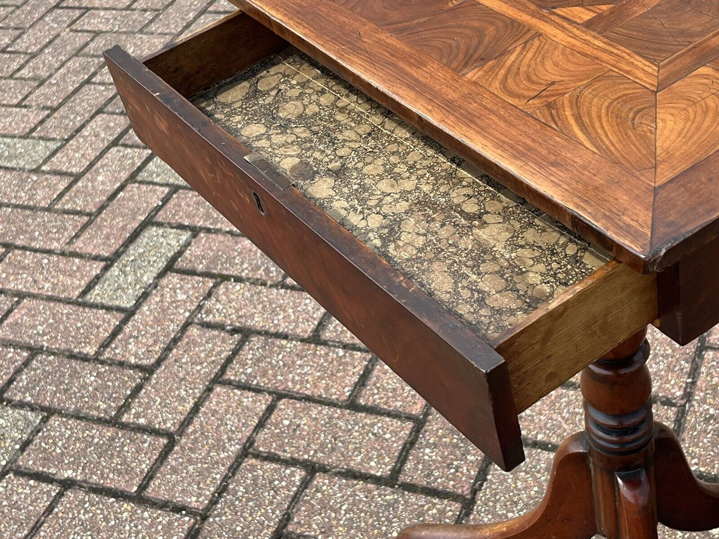 Antique Oyster Veneer Lamp Table/Side Table With Drawer