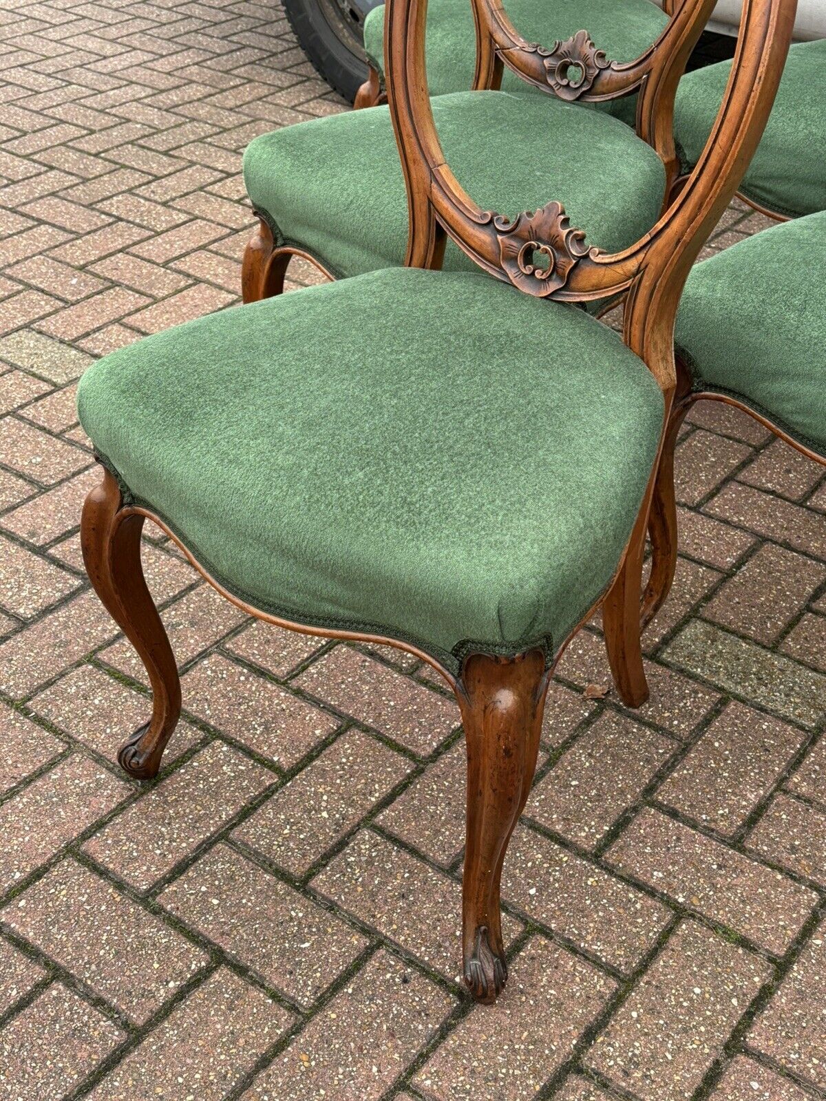 Victorian Walnut Set Of 6 Balloon Back Dining Chairs.