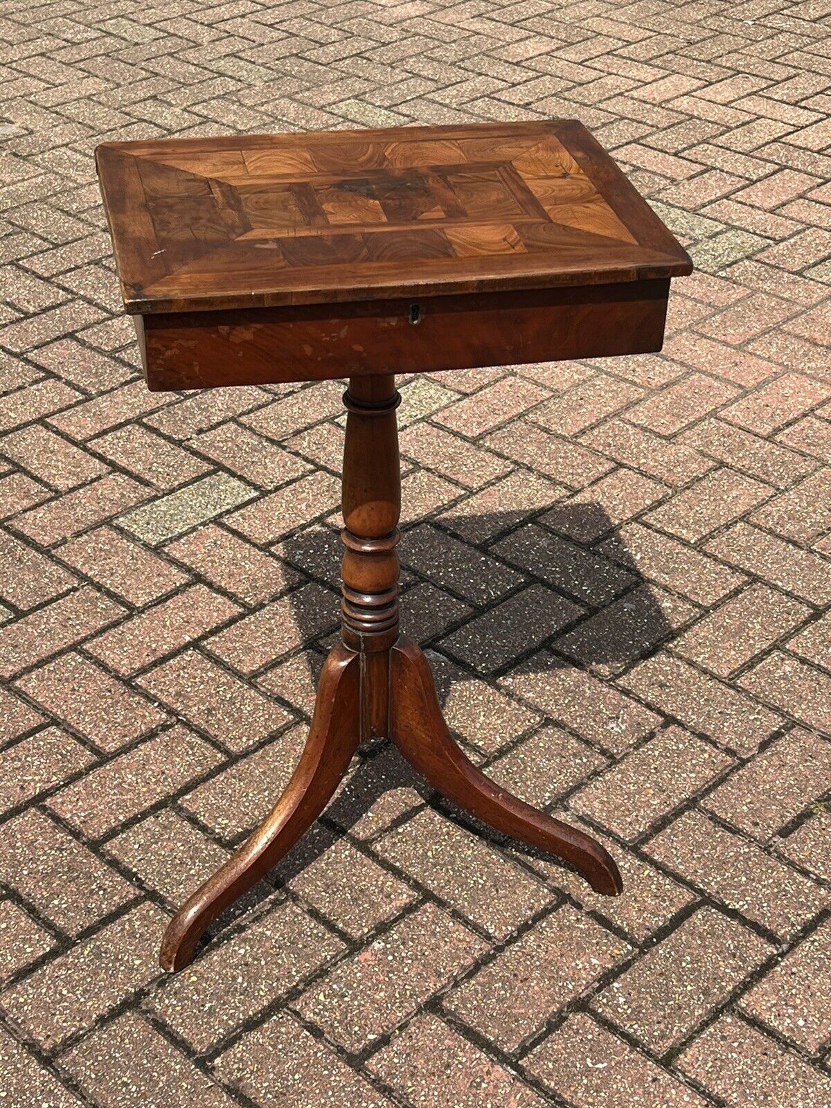 Antique Oyster Veneer Lamp Table/Side Table With Drawer