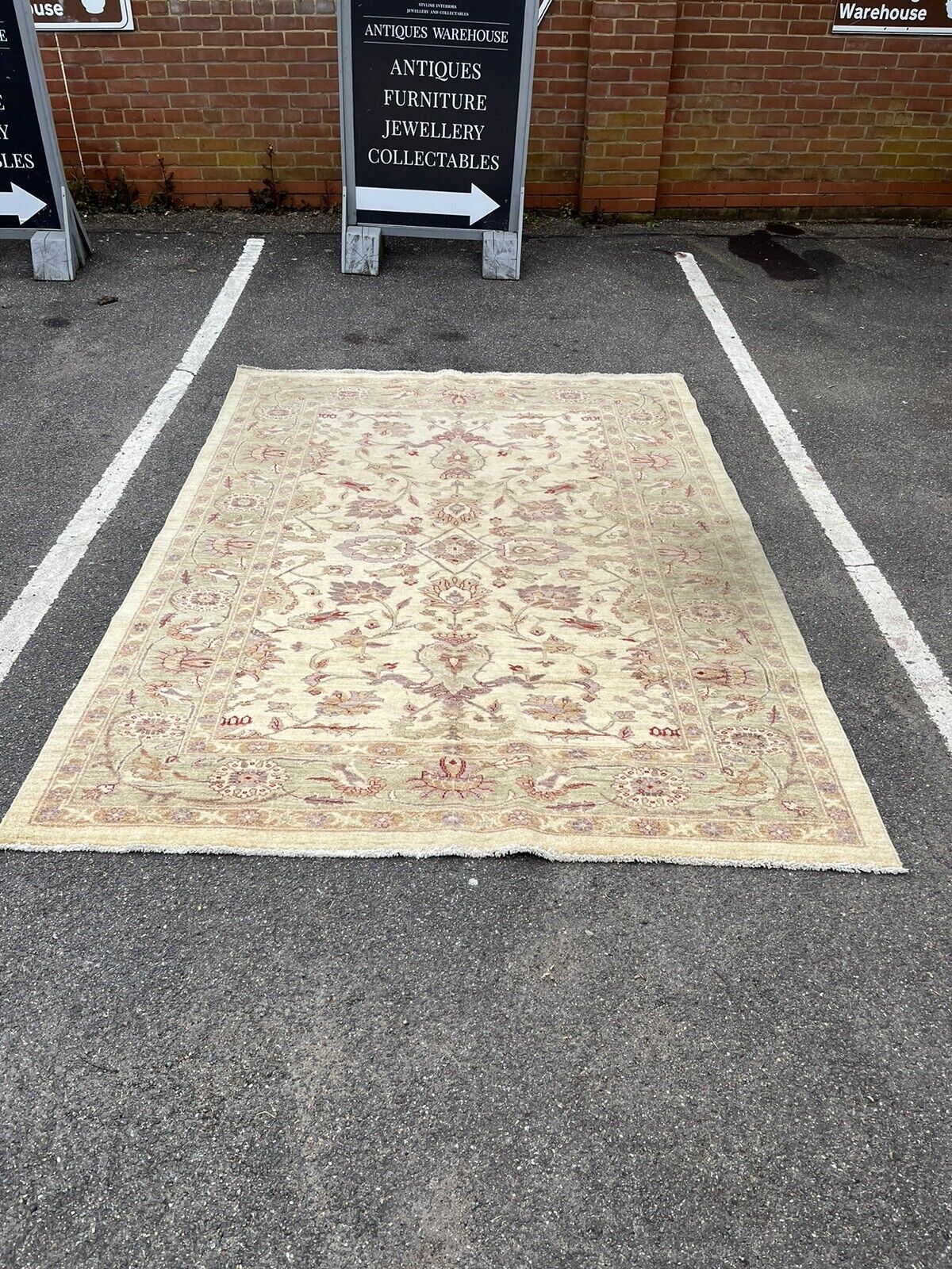 Country House Carpet/ Rug, Superb Quality. Floral Pattern. 264 X 188  Cms