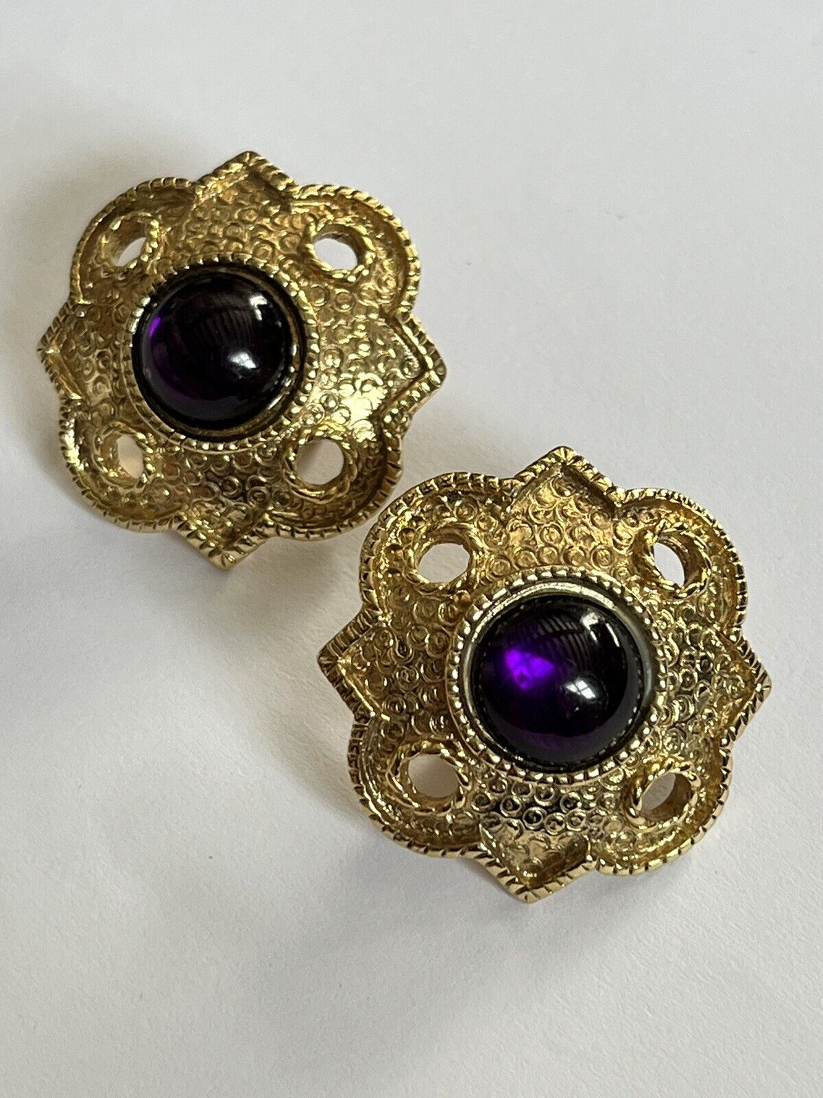 Vintage 1980s Gold Tone Purple Cabochon Clip On Earrings
