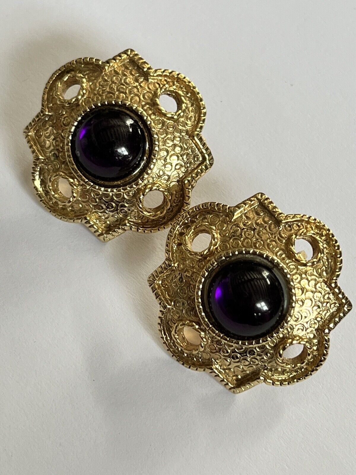 Vintage 1980s Gold Tone Purple Cabochon Clip On Earrings