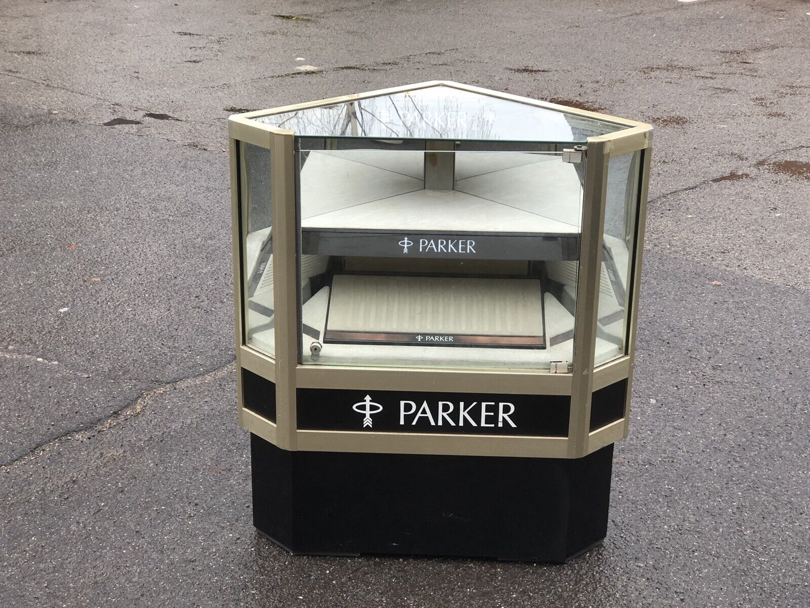 Parker shop display cabinet