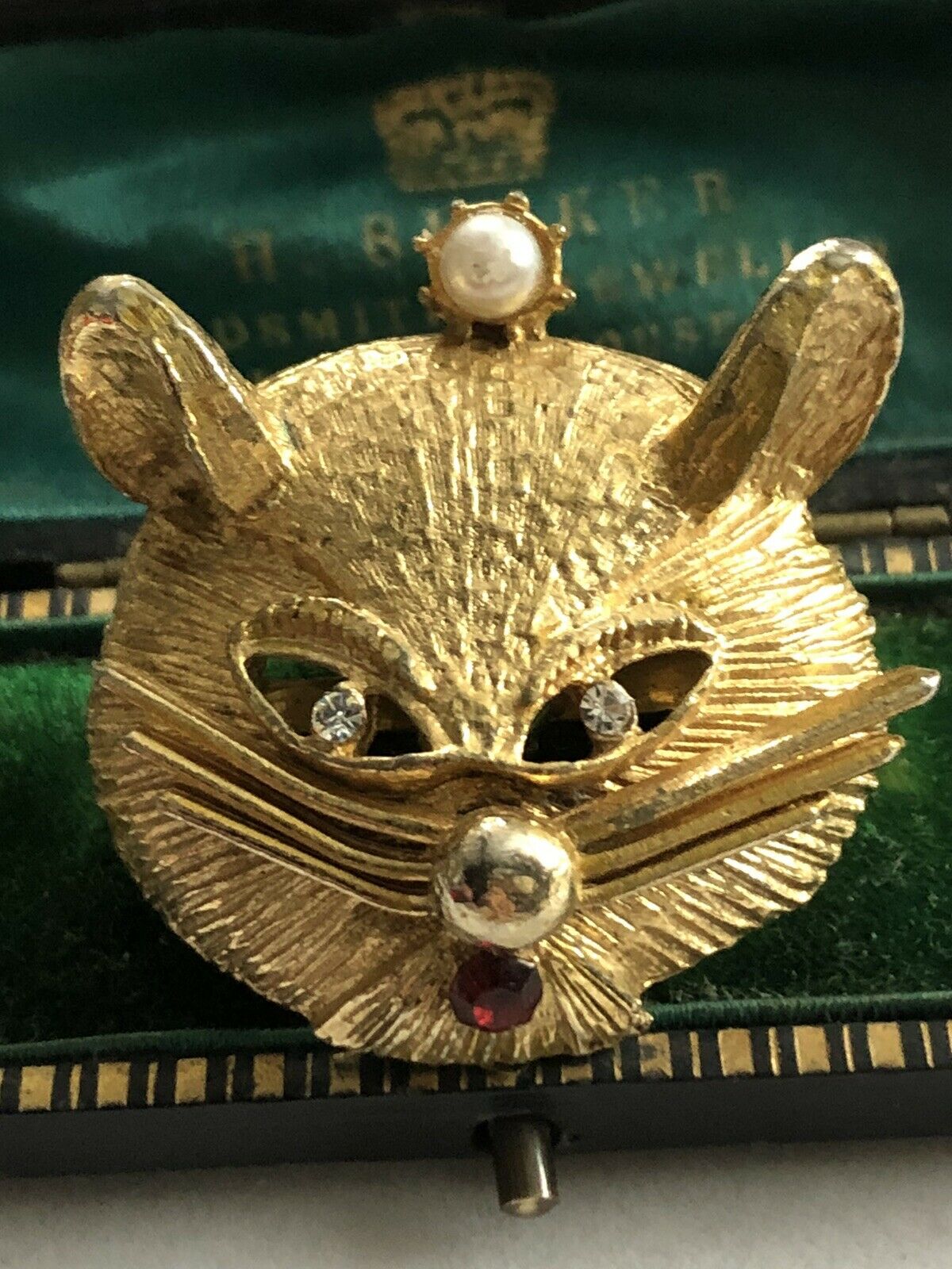 Gold on sale cat brooch