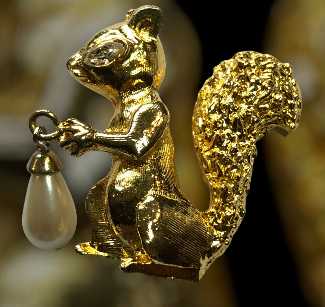 Squirrel brooch 2025